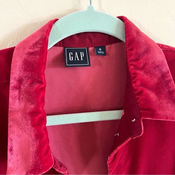 GAP red velvet button down blouse - Picture 3 of 5